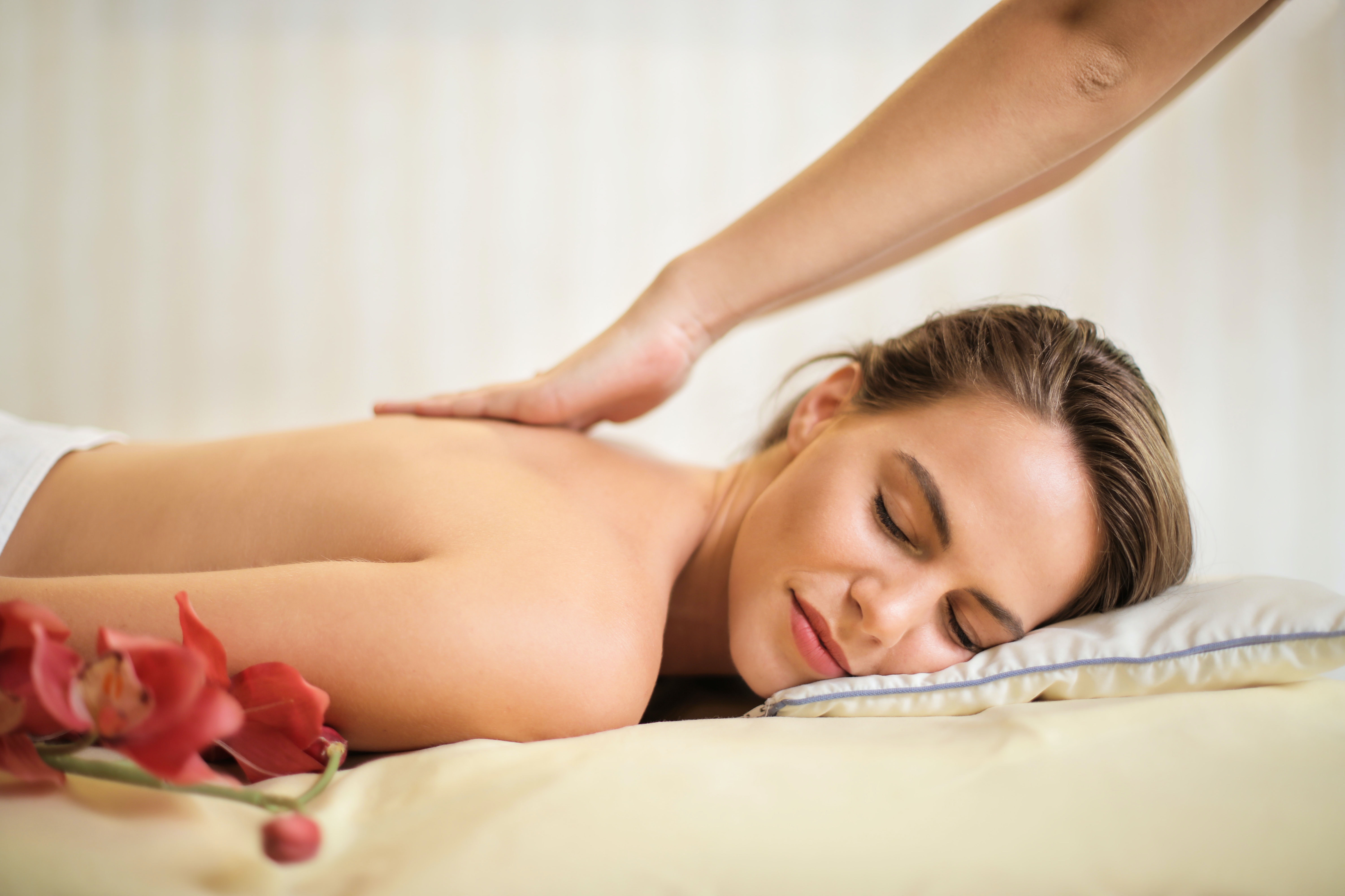 Mains expertes de marjolie pause à gardanne effectuant un massage du dos profond